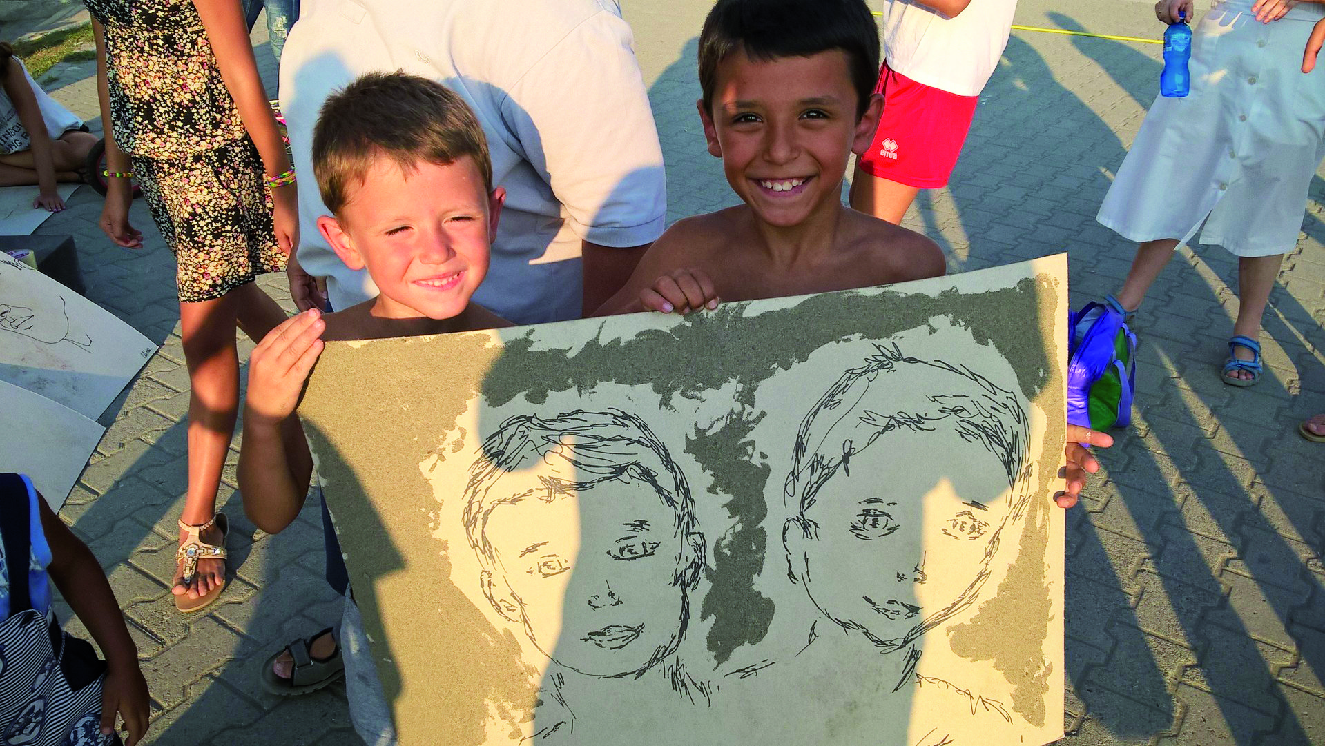 Bambini con un disegno