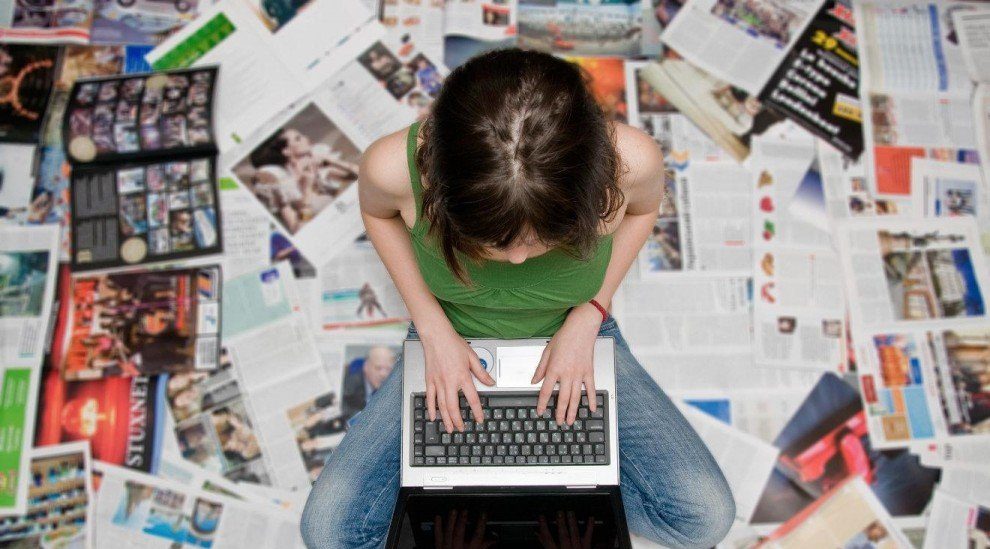 Giovane al computer.