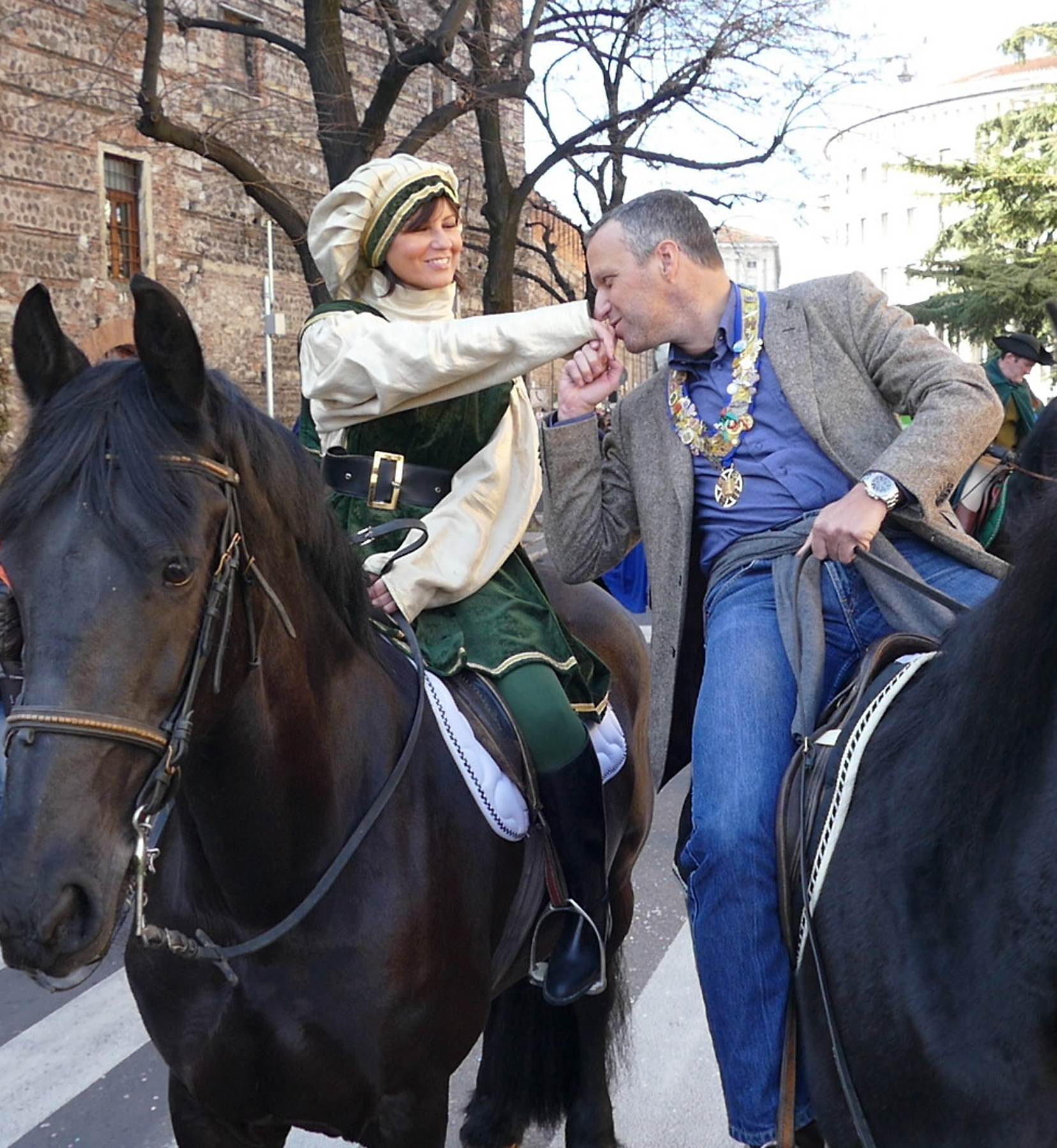 patrizia-bisinella-flavio-tosi-baciamano