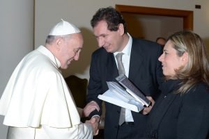 Emi-Santo-Padre-Lorenzo-Fazzini-Valeria-Zanna