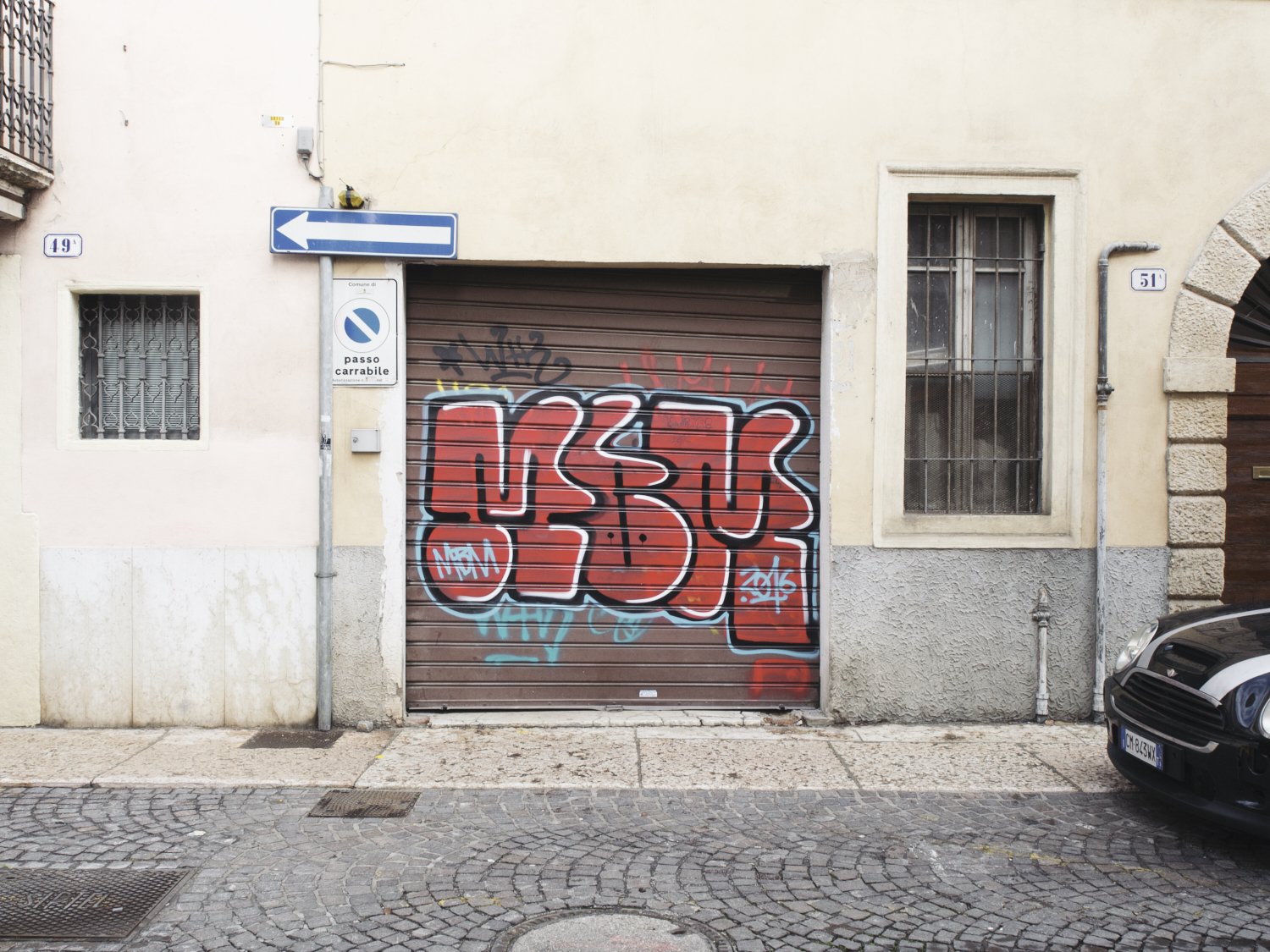 Uno dei graffiti a Veronetta