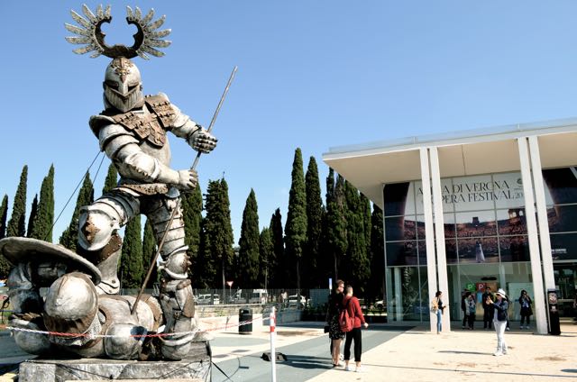 Tre statue provenienti dalle scenografie areniane firmate Franco Zeffirelli campeggiano infatti nel parcheggio e fanno sfoggio di sé, diventando attrazione per i turisti. Fra queste anche quella del Trovatore.