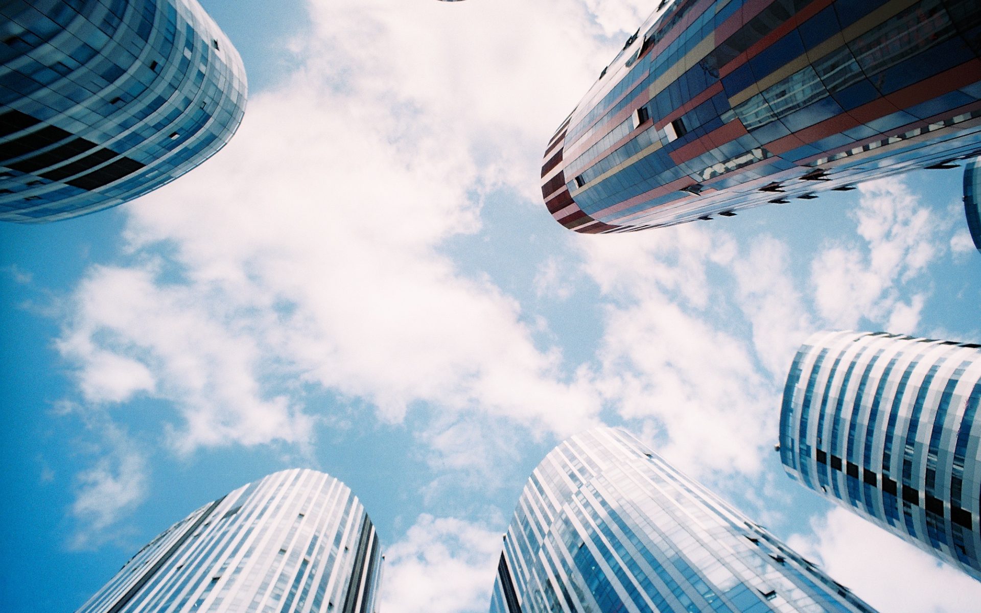 Una vera e propria rivoluzione culturale, oltre la contingenza di iperammortamenti e agevolazioni fiscali. Questo vuole essere il piano del governo Industria 4.0 per il rilancio dell'economia e della produttività delle imprese: occasione di rinnovamento delle competenze e sviluppo di ecosistemi allargati in cui imprese, fornitori e partner sappiano trovare vie nuove di cooperazione, guardando alla grande risorsa dei giovani.