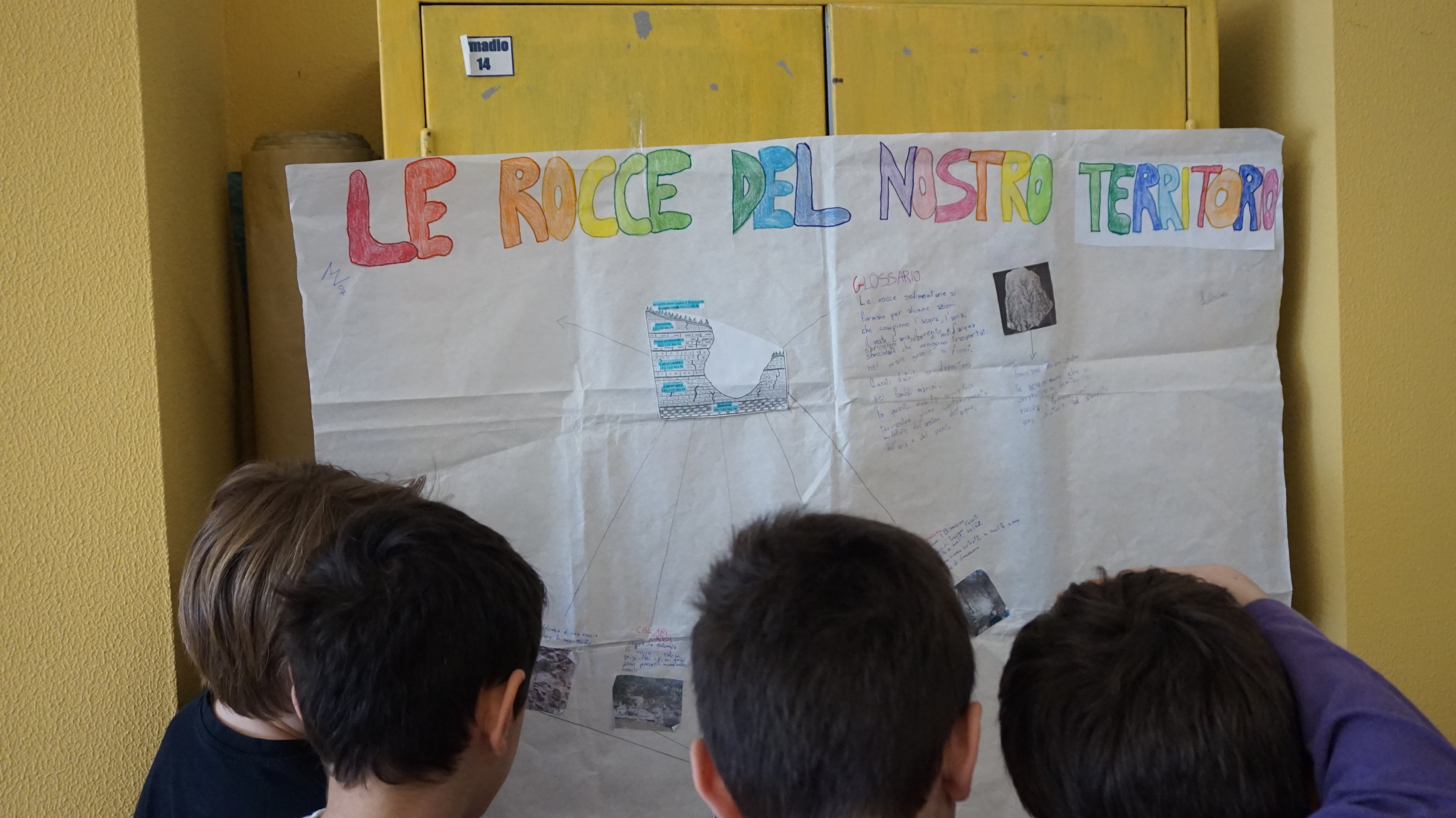 Bambini durante il progetto scientifico a scuola