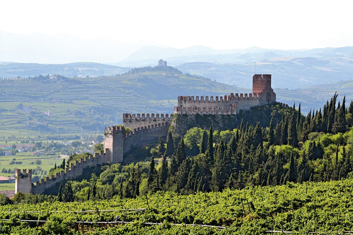 Soave rende omaggio alla sua storia e al suo prodotto più noto con la "Festa Medioevale del Vino Bianco Soave". La manifestazione, organizzata dalla Pro Loco Soave dal 19 al 21 Maggio, farà rivivere i fasti del Medioevo attraversi eventi e rievocazioni storiche ad hoc.