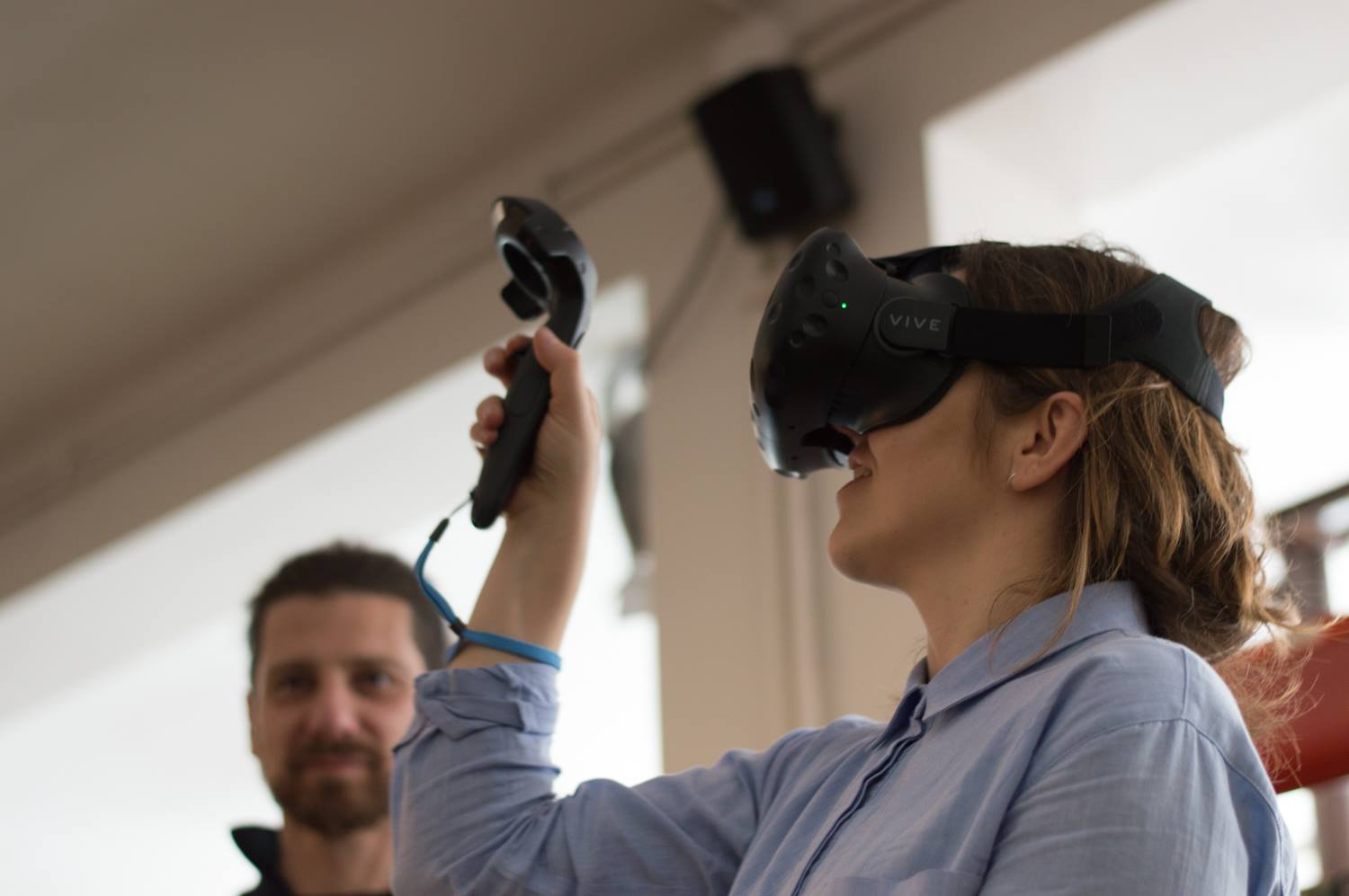 Ximula, quando si parla di realtà virtuale ci capita di pensare a persone bardate di maschera davanti agli occhi che si muovono in maniera strana ed eseguono movimenti del tutto scollegati con l’ambiente nel quale si trovano. A parte i cultori della PlayStation, che hanno maggiore familiarità con questo mondo immaginario, per tutti gli altri può voler dire trovarsi davanti alle proprie paure e non sapere come affrontarle se non togliendosi la maschera, dal peso di qualche centinaio di grammi ma ugualmente “gravosa” per la capacità di metterci alla prova.