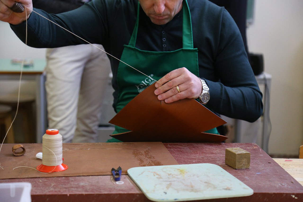 Detenuto che lavora la pelle l'intreccio