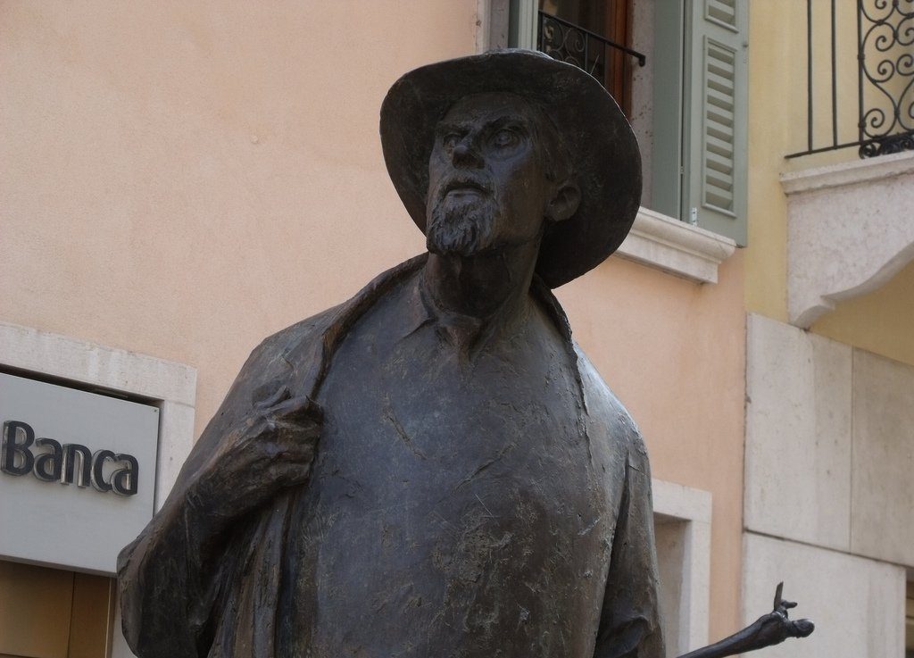 La statua di Berto Barbarani a Verona