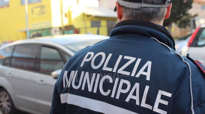 controlli della polizia municipale incidente in via Volta