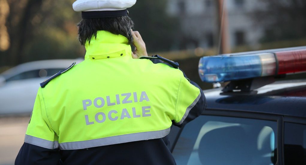 Un agente della polizia locale