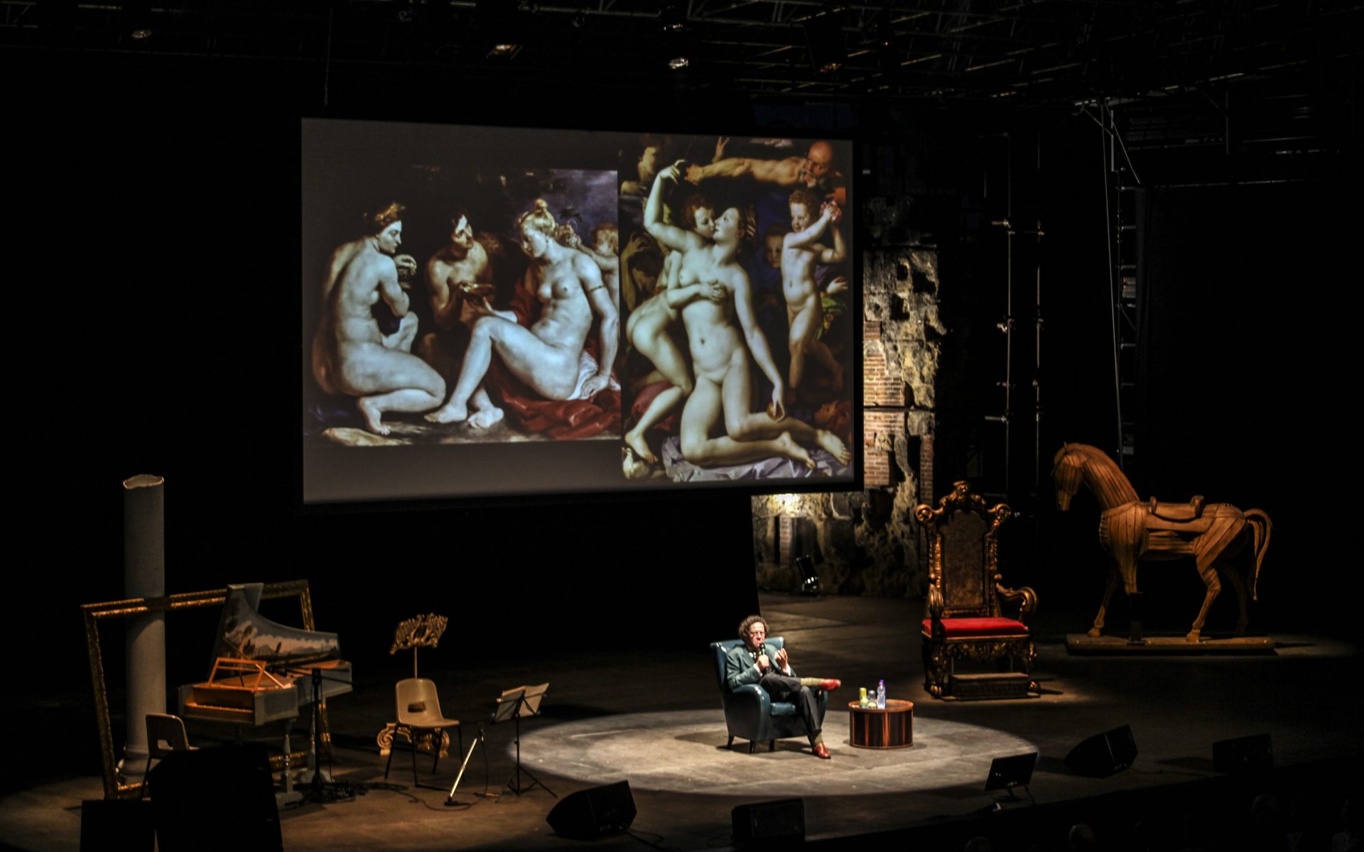 Philippe Daverio in scena al Festival della Bellezza - credit Elena Zago