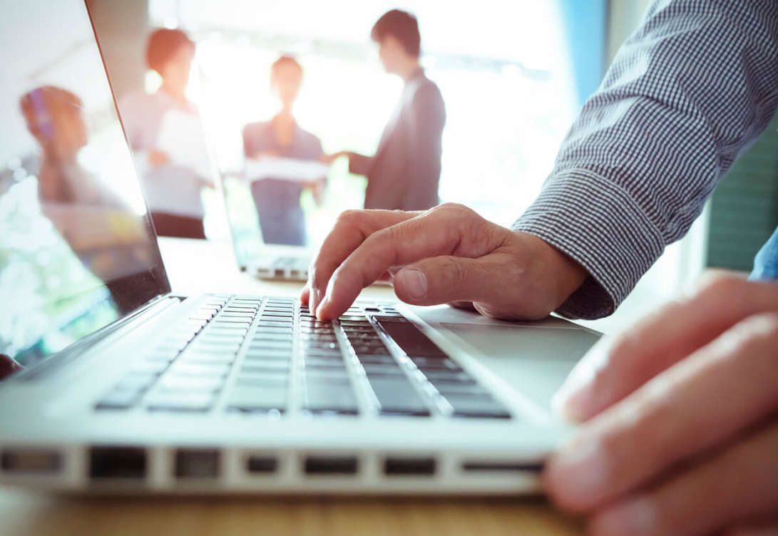 alternanza lavoro computer smart working azienda ufficio