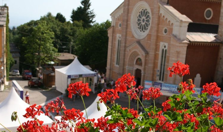 Piazza della chiesa a Bosco Chiesanuova.