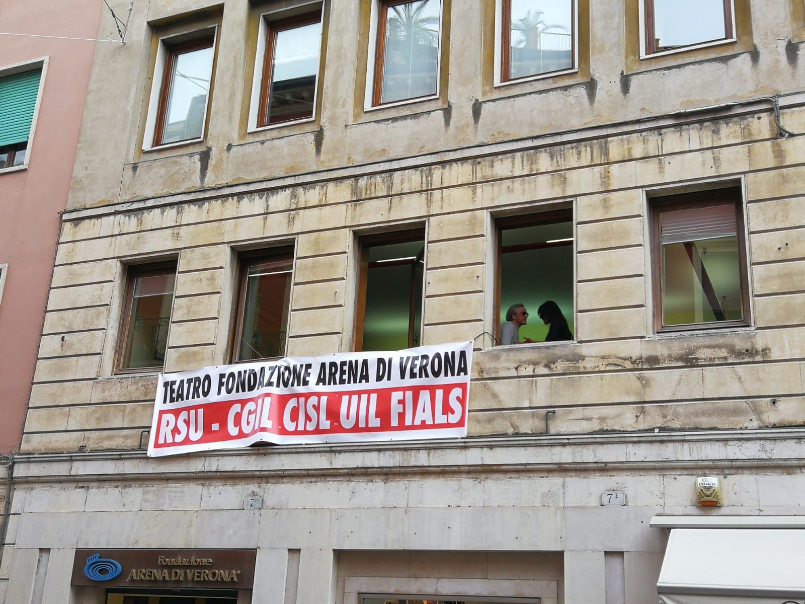 Uno striscione appeso dai sindacati per denunciare la situazione critica di Fondazione Arena (Foto d'Archivio).