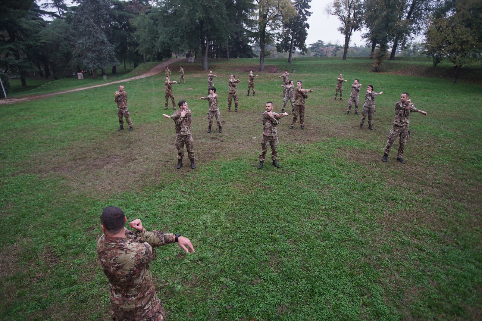Esercito in allenamento sui bastioni