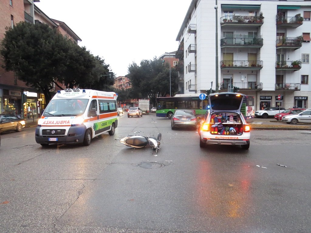 Incidente viale Colombo scooterista ferito