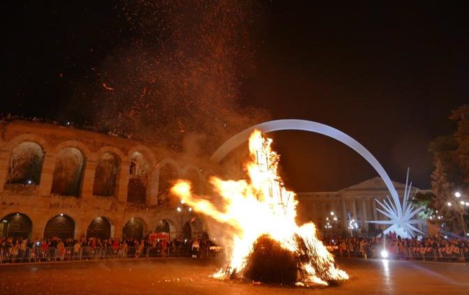 Il tradizionale "brusa la vecia" in Bra.