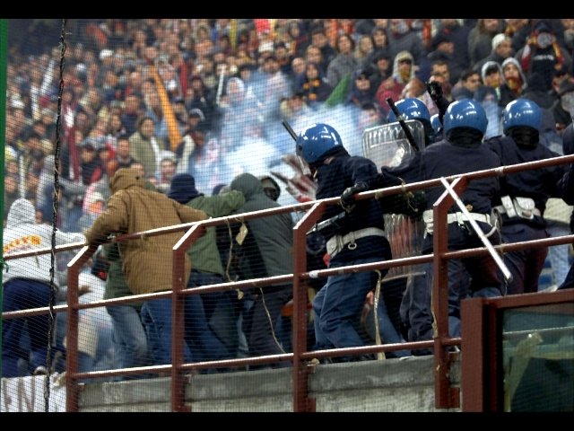 Calcio, diminuiscono gli incidenti negli stadi