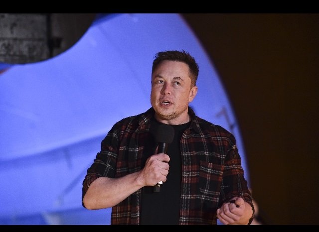 Elon Musk titolo in borsa di Tesla crolla