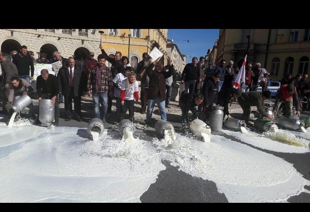 assalto armato autocisterna latte