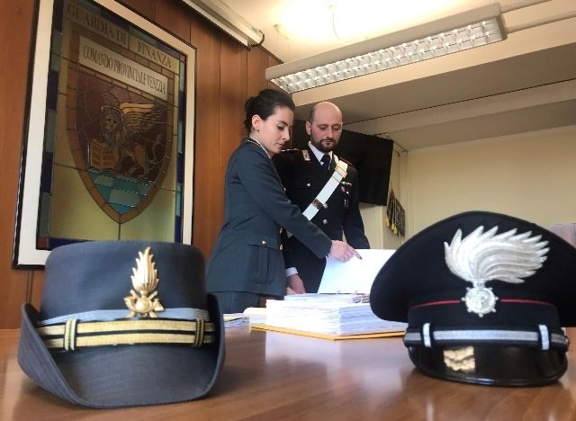 blitz anti riciclaggio carabinieri guardia di finanza