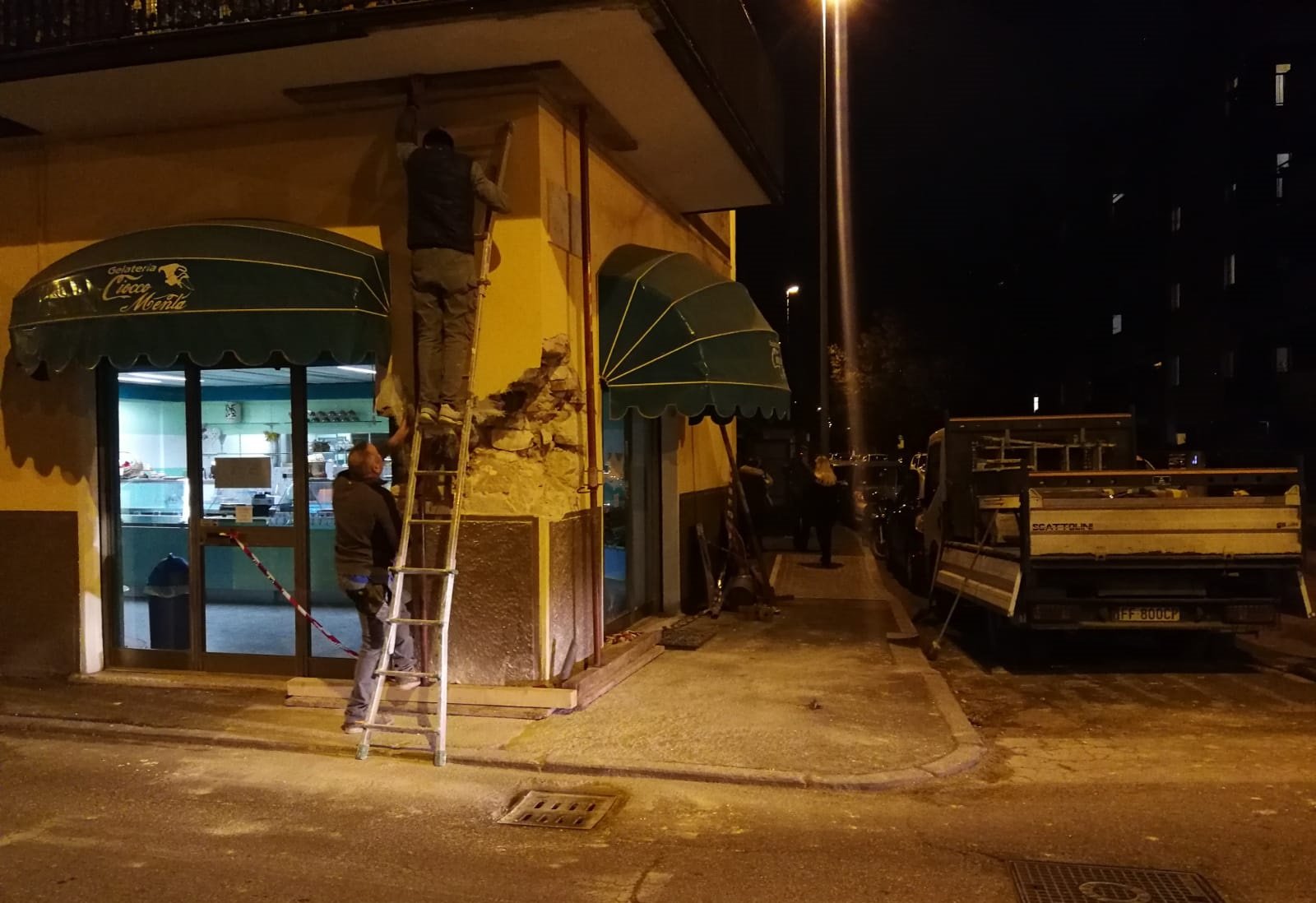 Camion sfonda palazzo