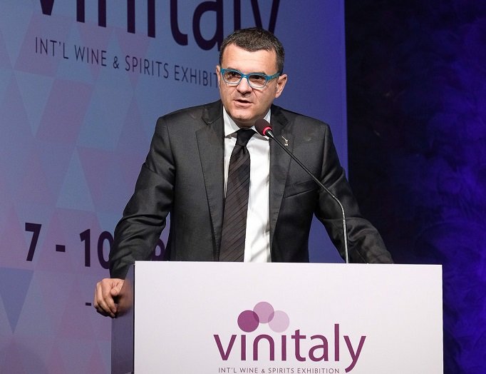 Gian Marco Centinaio ministro agricoltura al vinitaly 2019