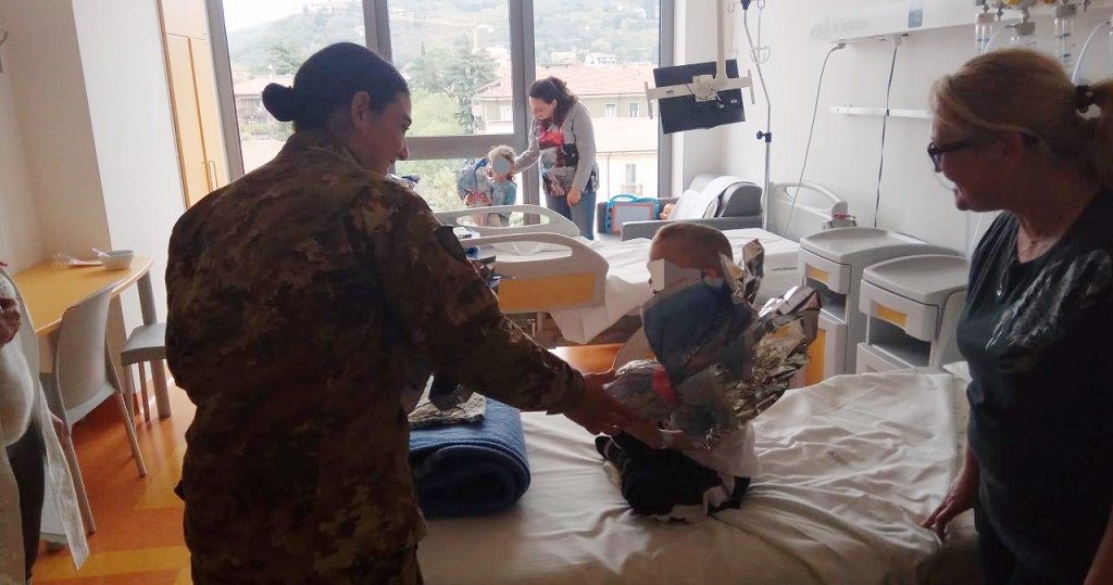 Militari volontari portano uova di Pasqua in ospedale