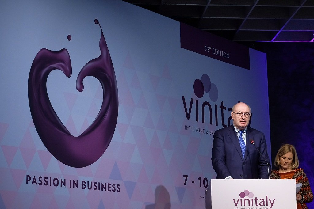 Phil Hogan commissario europeo agricoltura al Vinitaly 2019