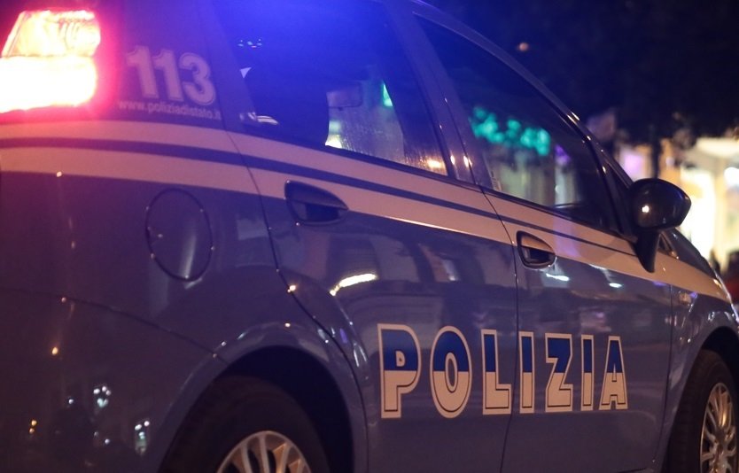 Polizia volanti - fuga in auto Resistenza e danneggiamento