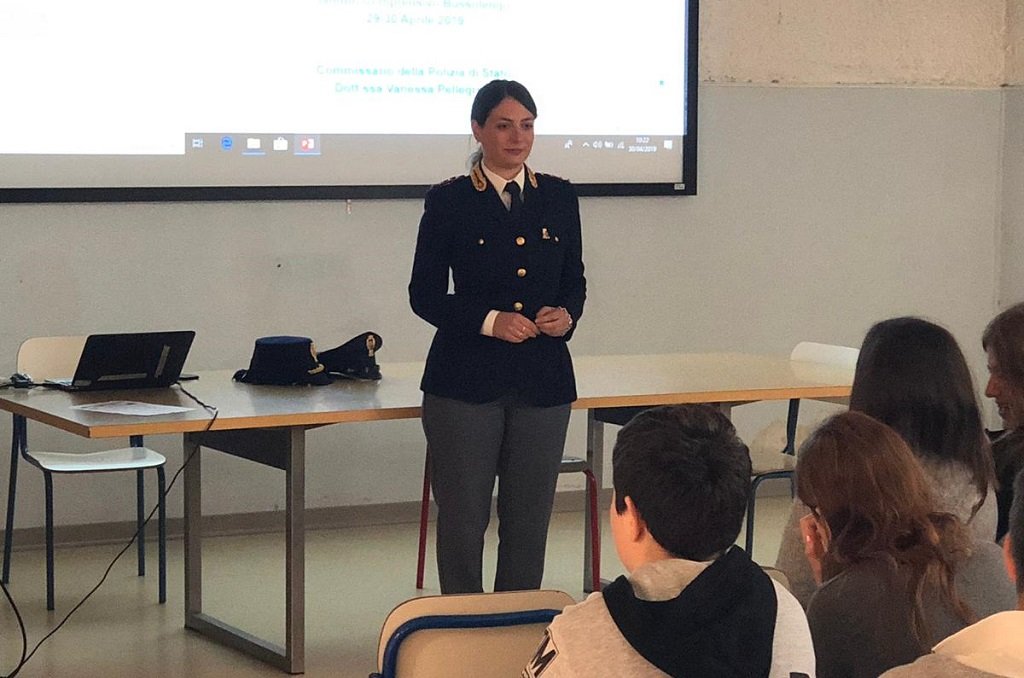 Polizia a scuola bullismo