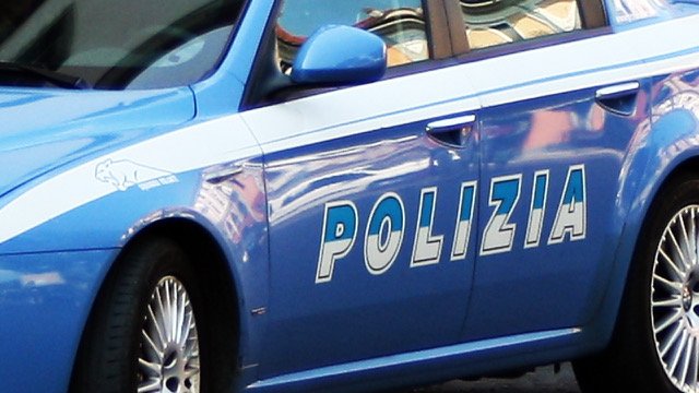 botte ai poliziotti arrestato aggressore