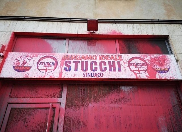imbrattata sede leghista Giacomo Stucchi Bergamo