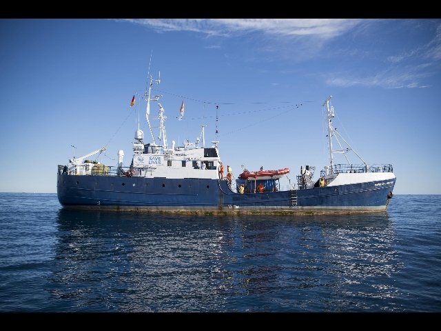 migranti nave sea eye