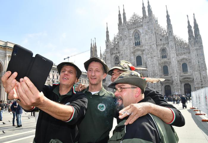 Adunata Alpini milano selfie bardolino