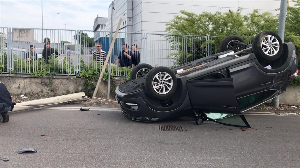 incidente zai hyundai colpisce ferrari e si ribalta
