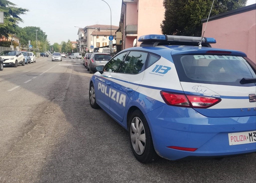 truffa specchietto polizia