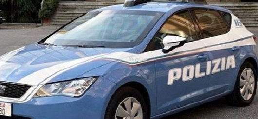 aggredisce una donna polizia