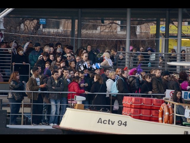 L'uomo ha tentato di salire sul vaporetto pieno