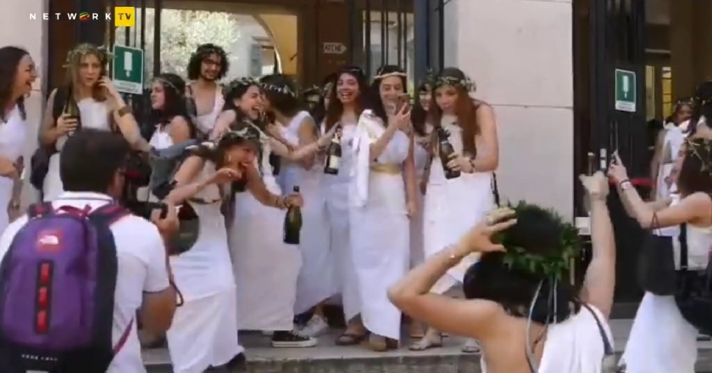 finita la scuola gli studenti festeggiano