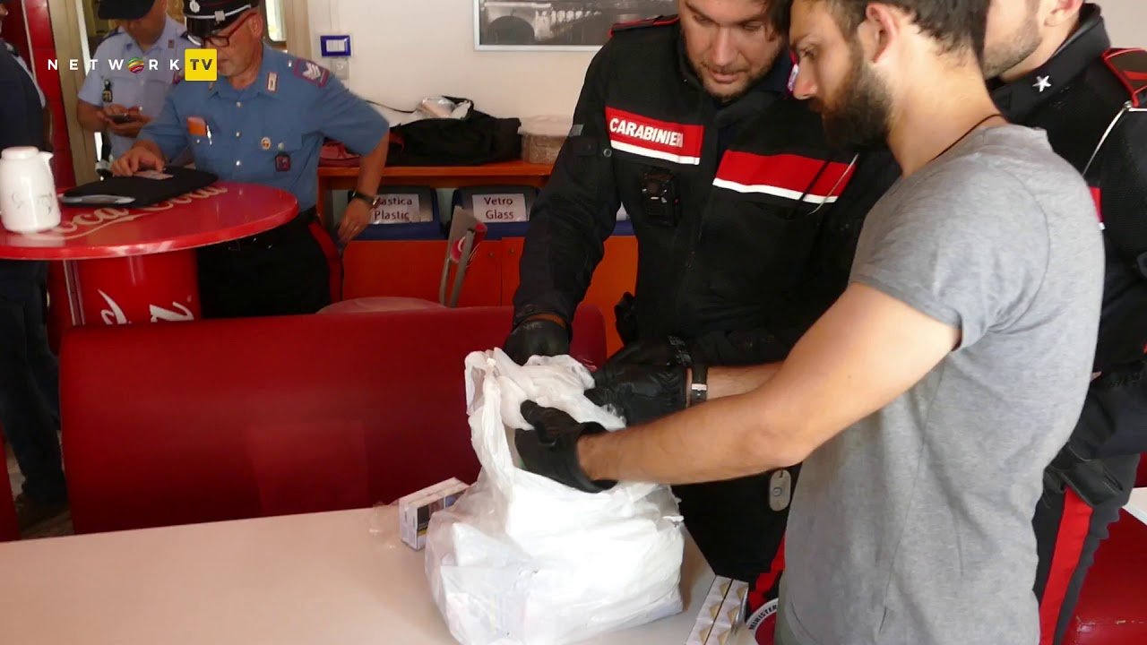 blitz polizia e carabinieri golosine