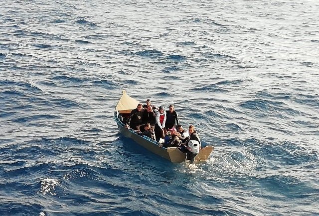 nave con 50 migranti verso lampedusa