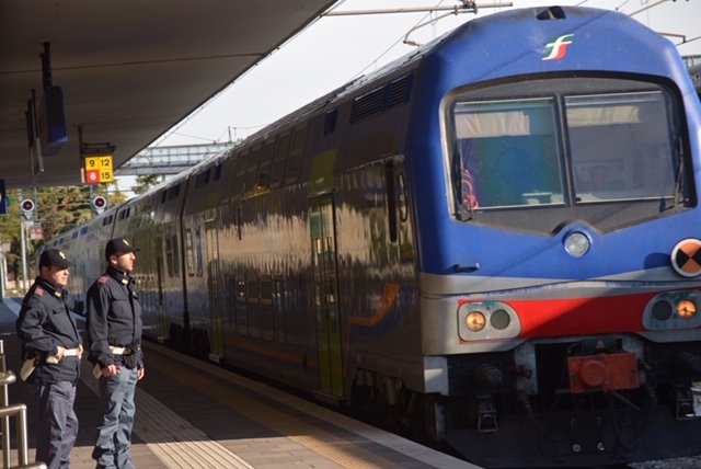 ruba un cellulare stazione