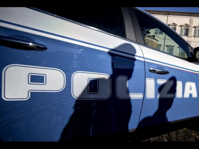 tabaccaio spara polizia