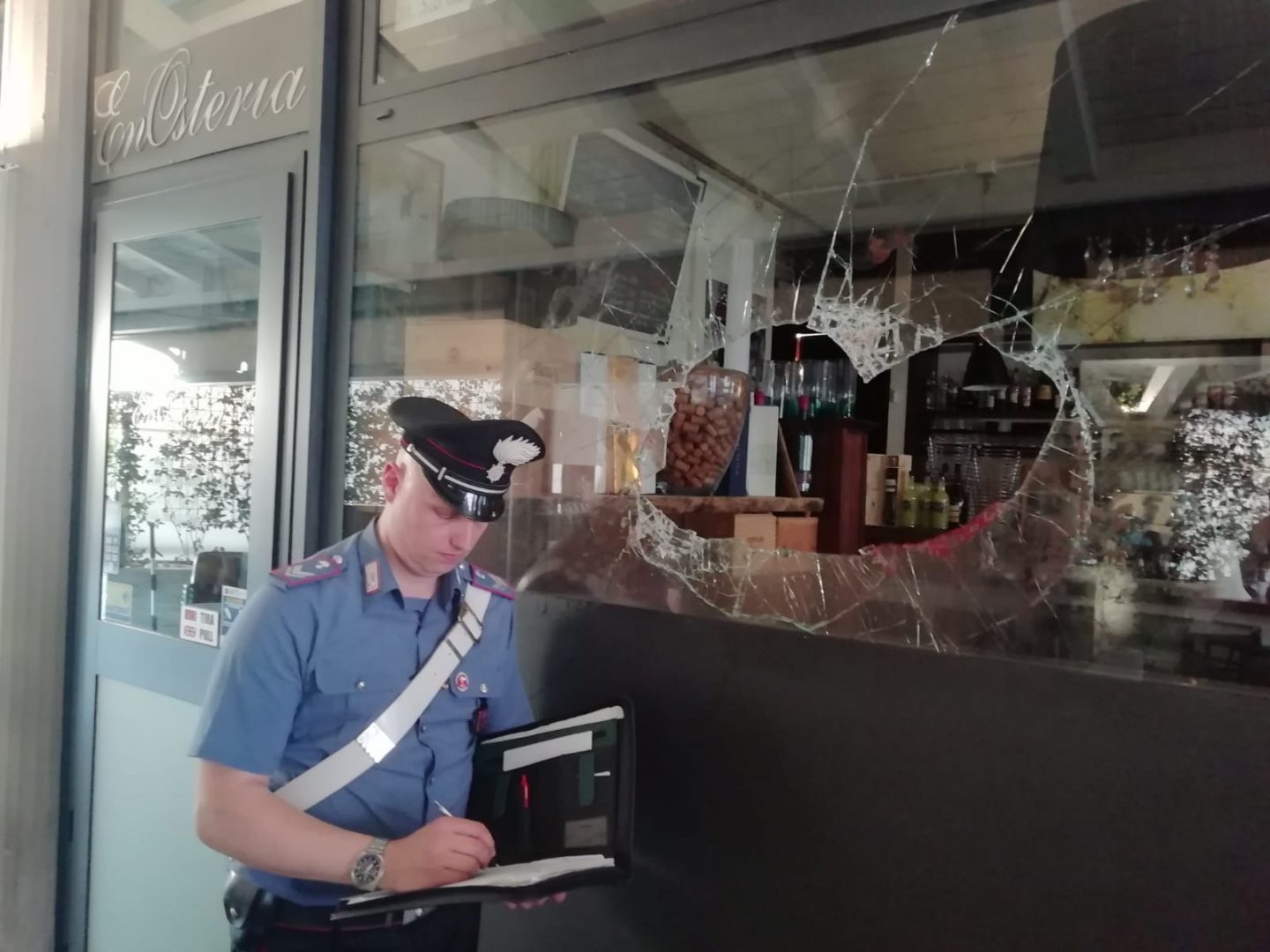 vetrata rotta furto monteforte