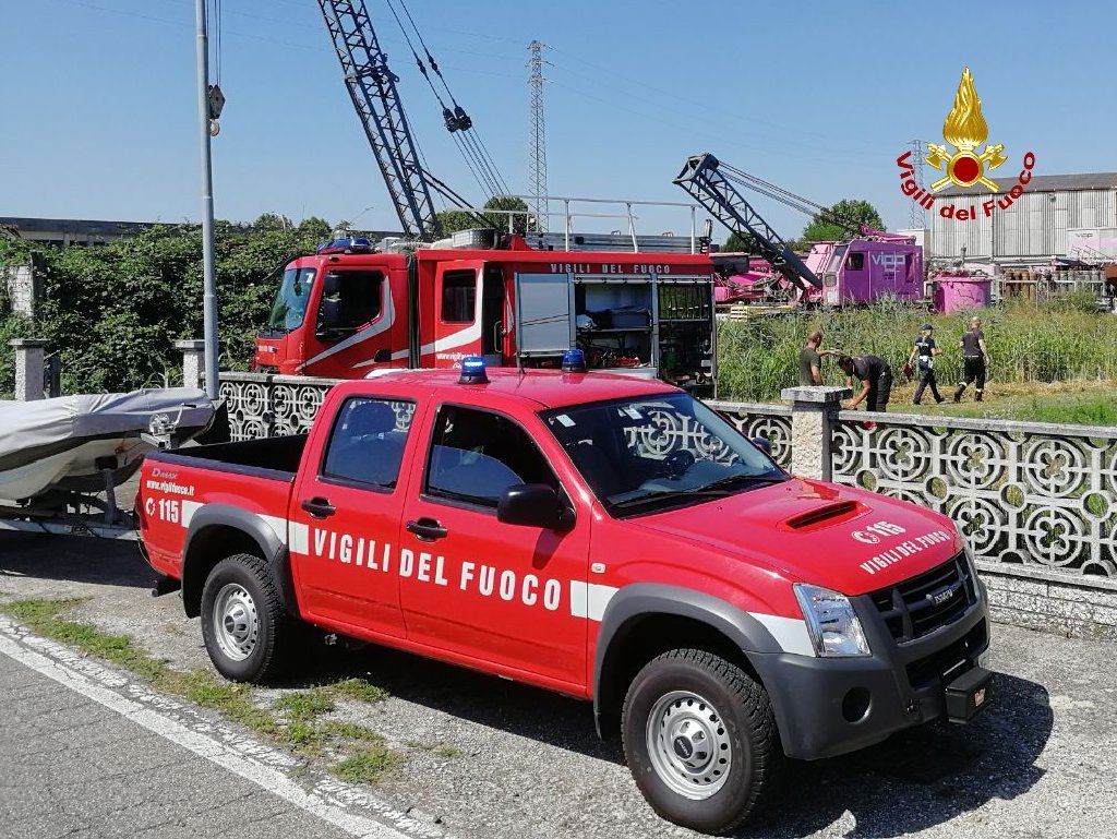Angiari-Agricoltore nel canale con trattore-Vigili del fuoco