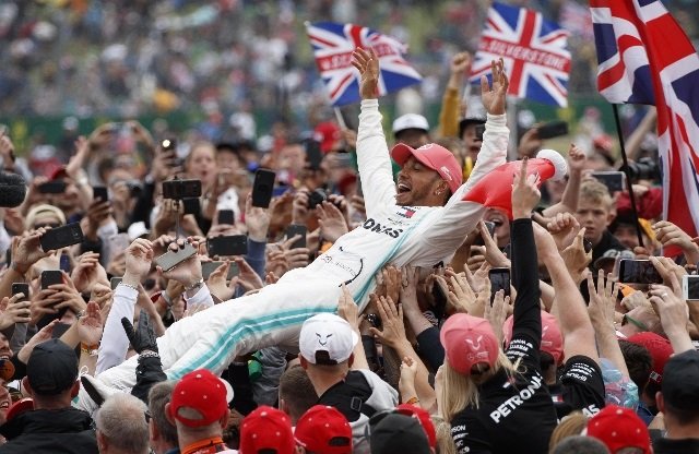 Lewis Hamilton in trionfo a Silverstone