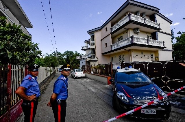 Tenta di uccidere moglie e figlia nel Bresciano