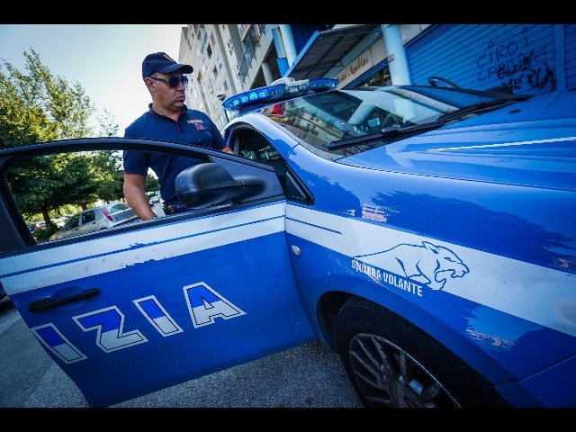 accoltella compagno madre