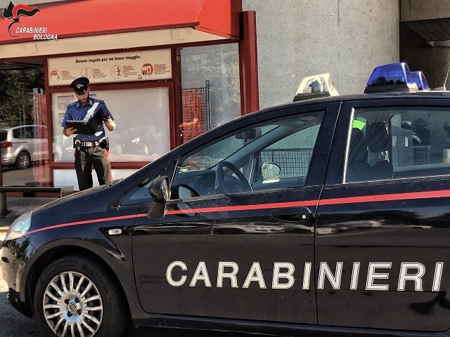 botte e rapina 17enne bologna